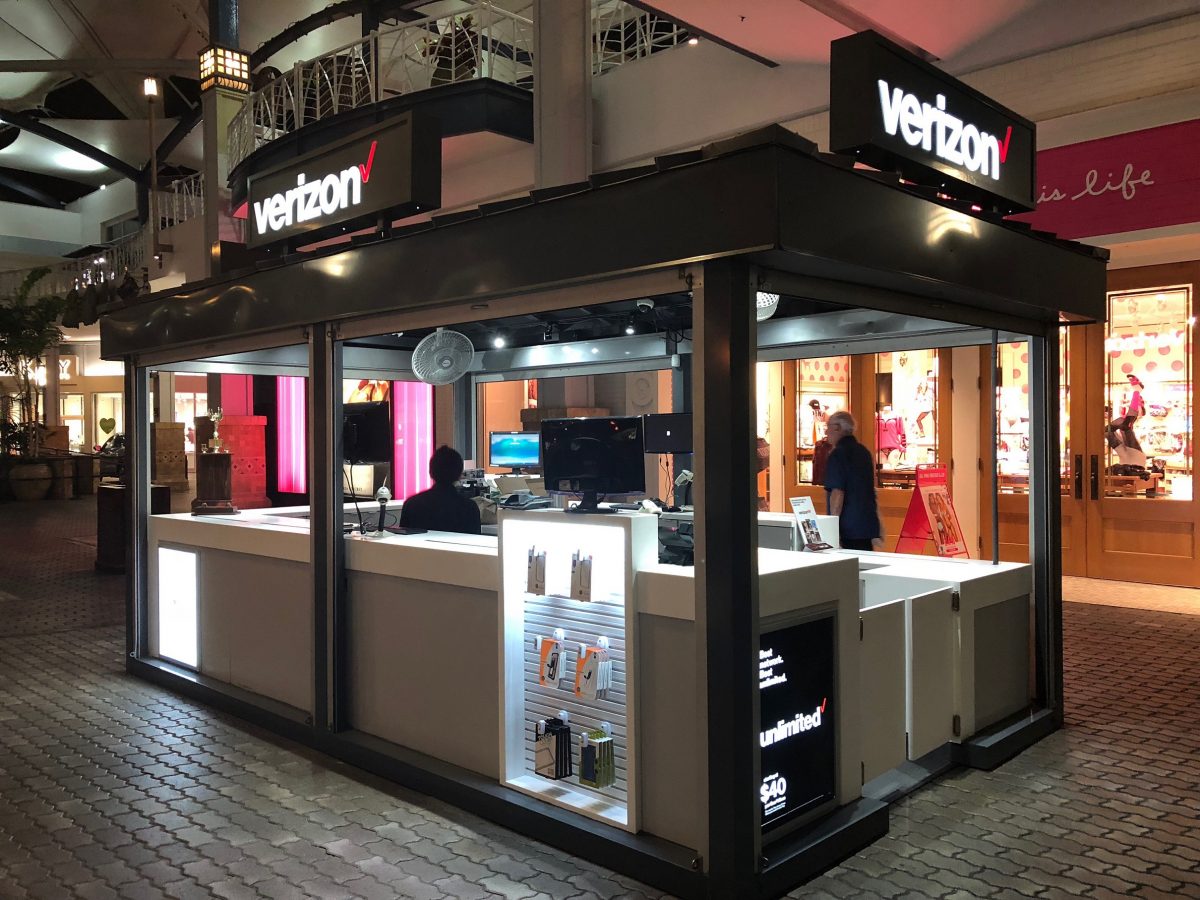 A Wireless Verizon Kiosk at Queen Ka’ahumanu Center